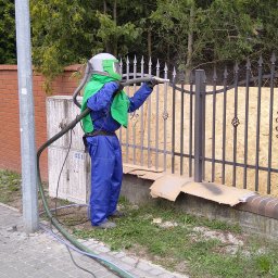 Podczas pracy przy oczyszczaniu kutego ogrodzenia