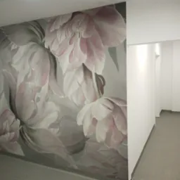 Korytarz z fototapetą w kwiaty tulipanów. Szara podłoga i białe ściany. Widoczne gniazdka elektryczne na fototapecie. Ujęcie z perspektywy wejścia do korytarza.