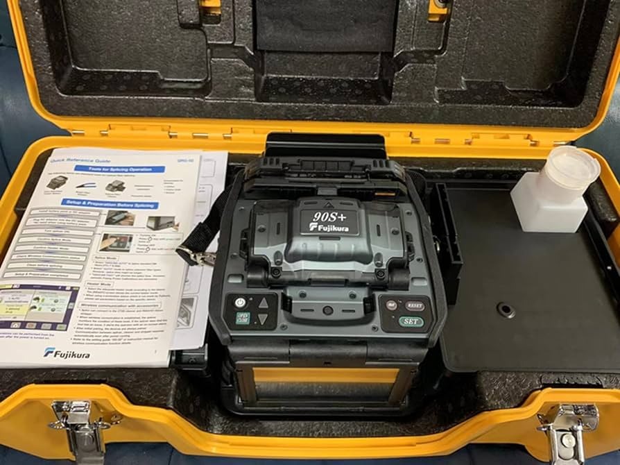Zgrzewarka światłowodowa Fujikura 90S+ w żółtej walizce transportowej z instrukcją obsługi, gotowa do użycia przez instalatora telekomunikacyjnego w Biłgoraju.