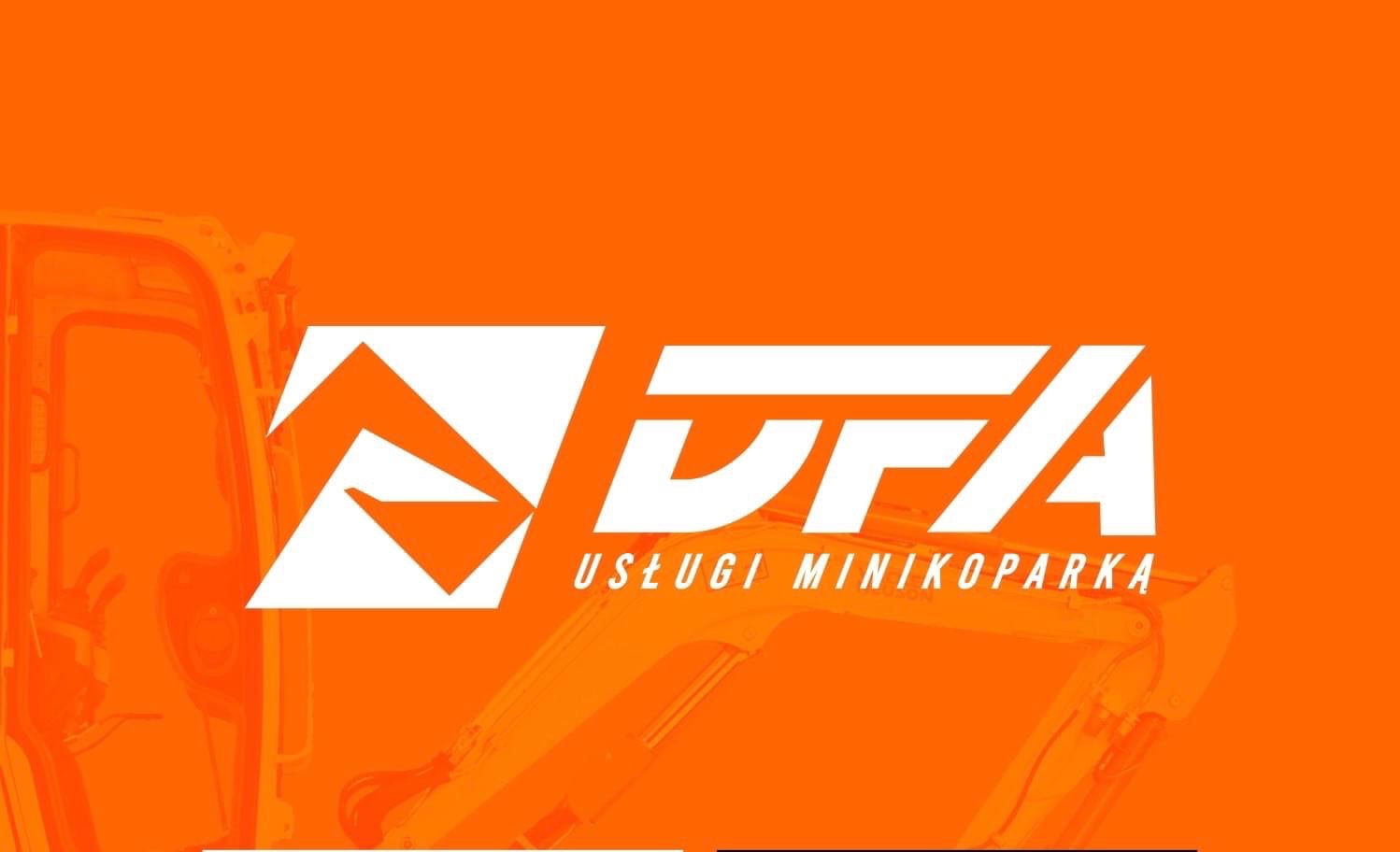 Pomarańczowe tło z białym logo firmy oferującej usługi minikoparką, zarys minikoparki w tle.