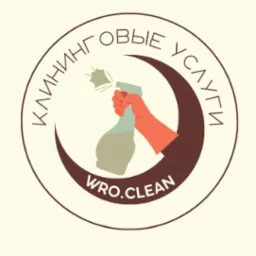 Graficzne logo firmy WRO.CLEAN przedstawiające rękę w pomarańczowej rękawicy trzymającą spryskiwacz, otoczone brązowym półksiężycem i napisem w języku rosyjskim 'КЛИНИНГОВЫЕ УСЛУГИ' w okręgu.