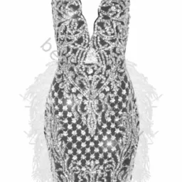 Elegancka, czarno-srebrna, cekinowa suknia wieczorowa z piórami po bokach, na białym tle.