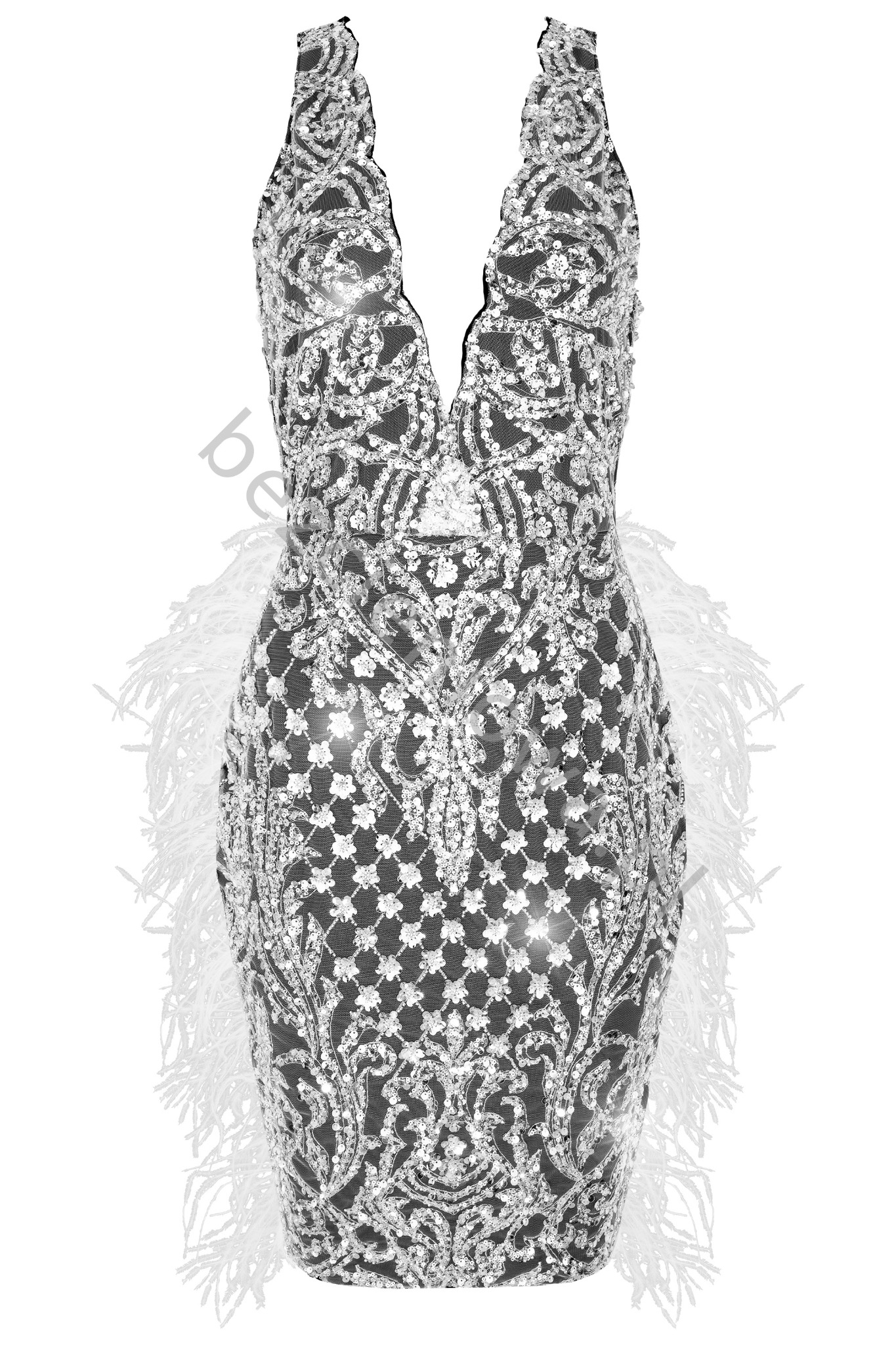 Elegancka, czarno-srebrna, cekinowa suknia wieczorowa z piórami po bokach, na białym tle.