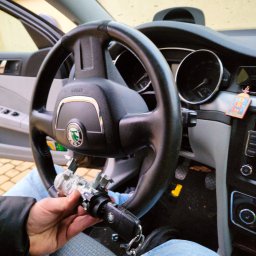 LOCKSTAR Pogotowie zamkowe Artur Gwiazda - Wymiana stacyjki w samochodzie marki Skoda, widoczny mechanizm stacyjki w dłoni na tle wnętrza pojazdu.