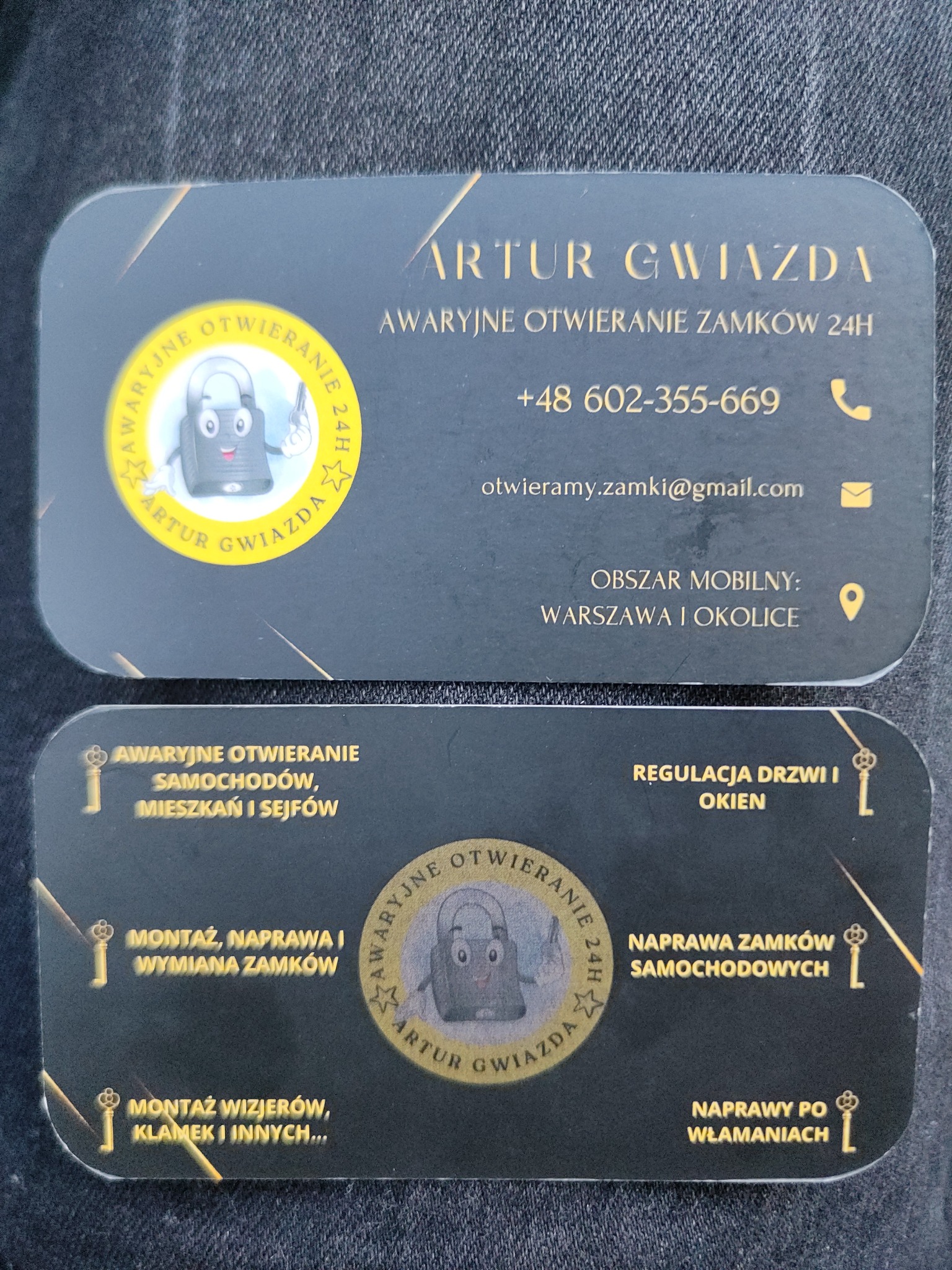 Dwie wizytówki firmy oferującej awaryjne otwieranie zamków, montaż i naprawę zamków do samochodów, mieszkań i sejfów, regulację drzwi i okien oraz naprawy po włamaniach na ciemnym tle.