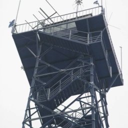 Stalowa wieża obserwacyjna