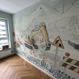 Home Finish Usługi remontowo-budowlane Maciej Twarowski - Pokój dziecięcy z tapetą przedstawiającą scenę z budowy: koparki, ciężarówki, znaki ostrzegawcze i krajobraz górski w stylu rysunkowym, uzupełniony parkietem ułożonym w jodełkę.
