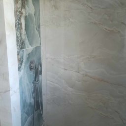 układanie płytek, instalowanie kranów