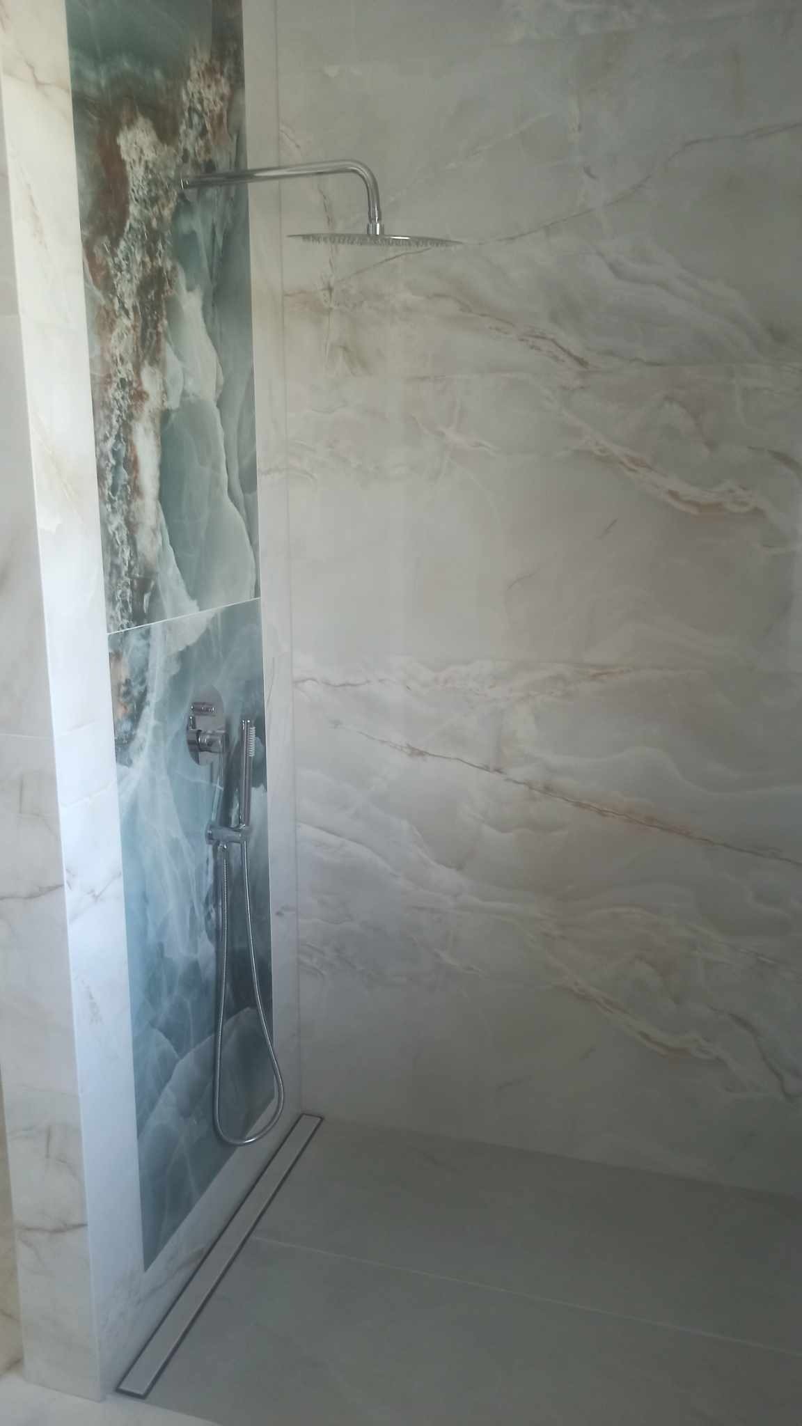 układanie płytek, instalowanie kranów