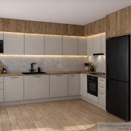 MYCREATOR WALCZAK BARTOSZ - Nowoczesna kuchnia w odcieniach beżu i drewna z czarnymi akcentami: lodówka i bateria. Oświetlenie LED podszafkowe. Parkiet z jasnego drewna.