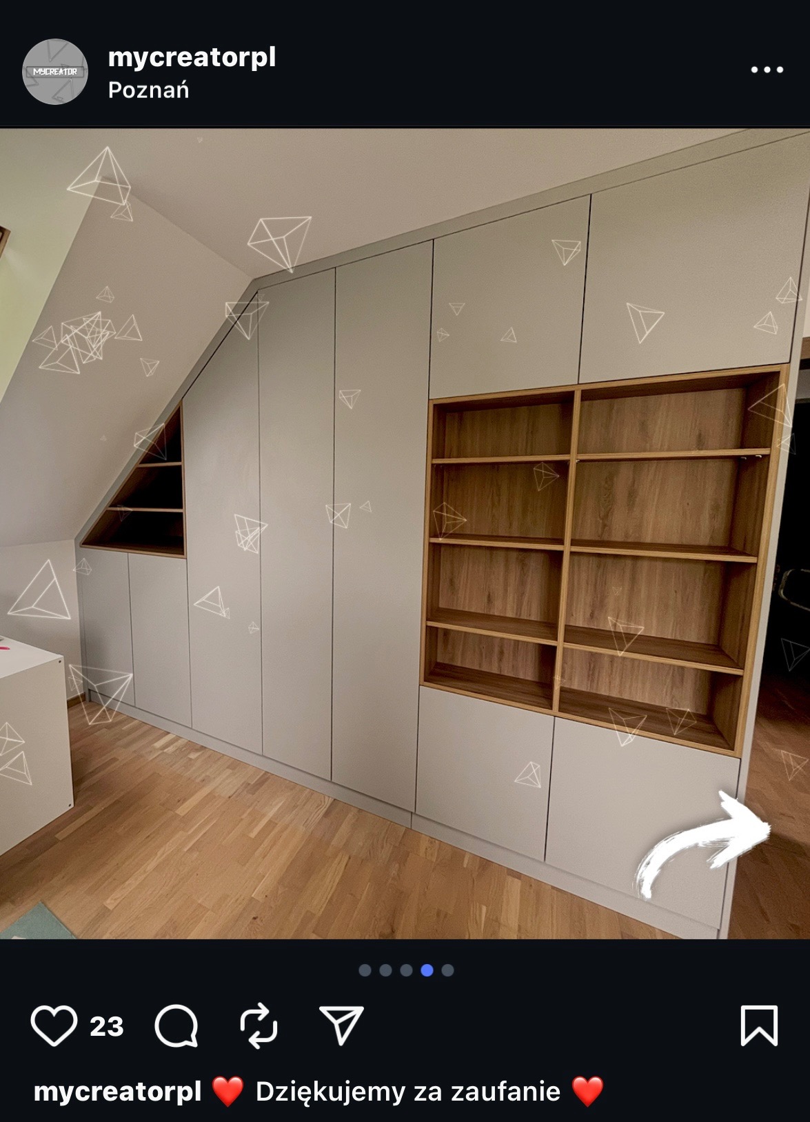 Szara szafa wnękowa na poddaszu z drewnianymi wstawkami, dopasowana do skosu dachu. Widoczna drewniana podłoga i fragment białej ściany. Dekoracyjne elementy graficzne.