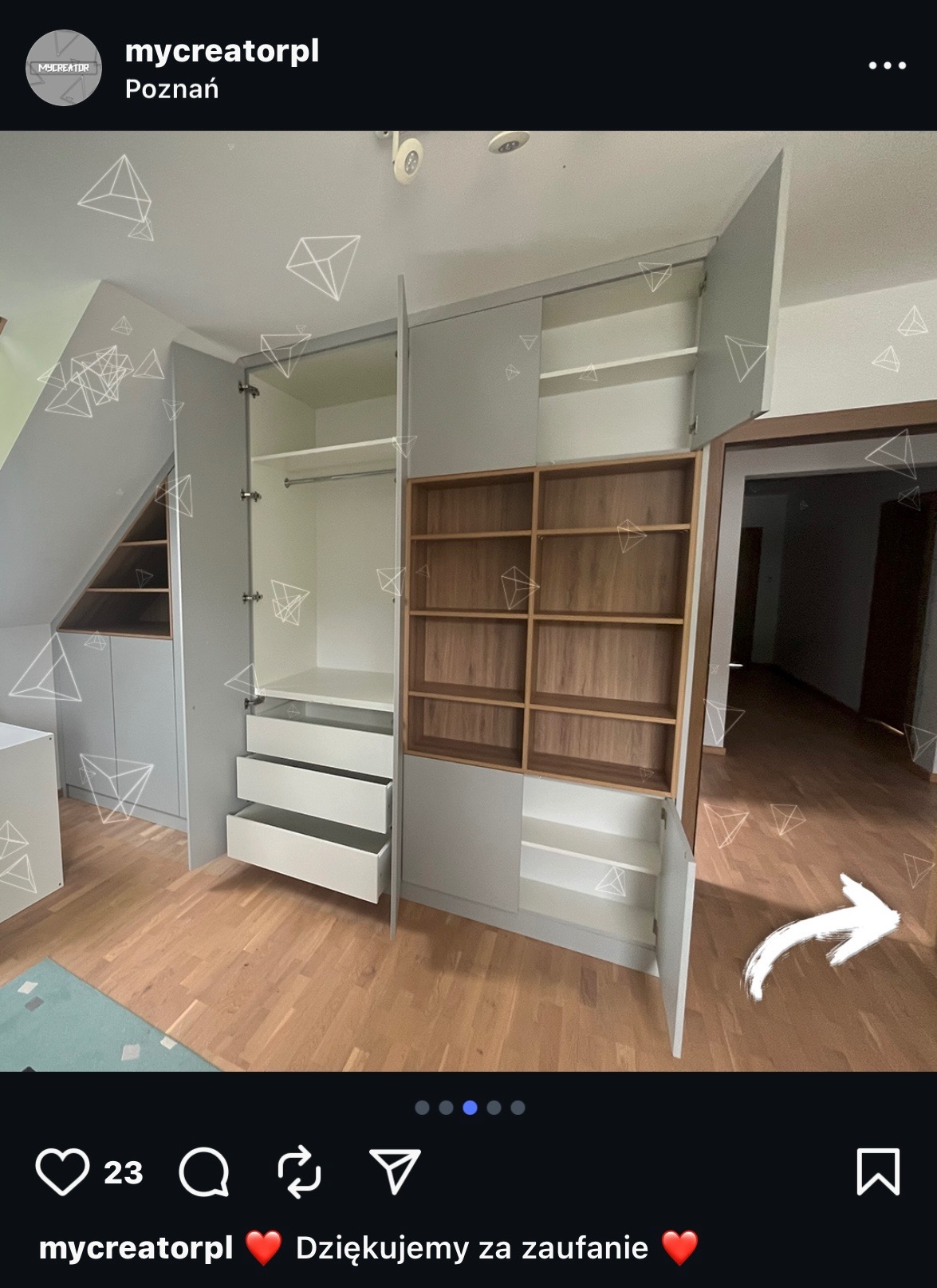 Jasnoszara szafa wnękowa z drewnianymi półkami, otwarte drzwi i szuflady. Widok na poddasze i wnętrze mieszkania. Realizacja na wymiar, nowoczesny design.