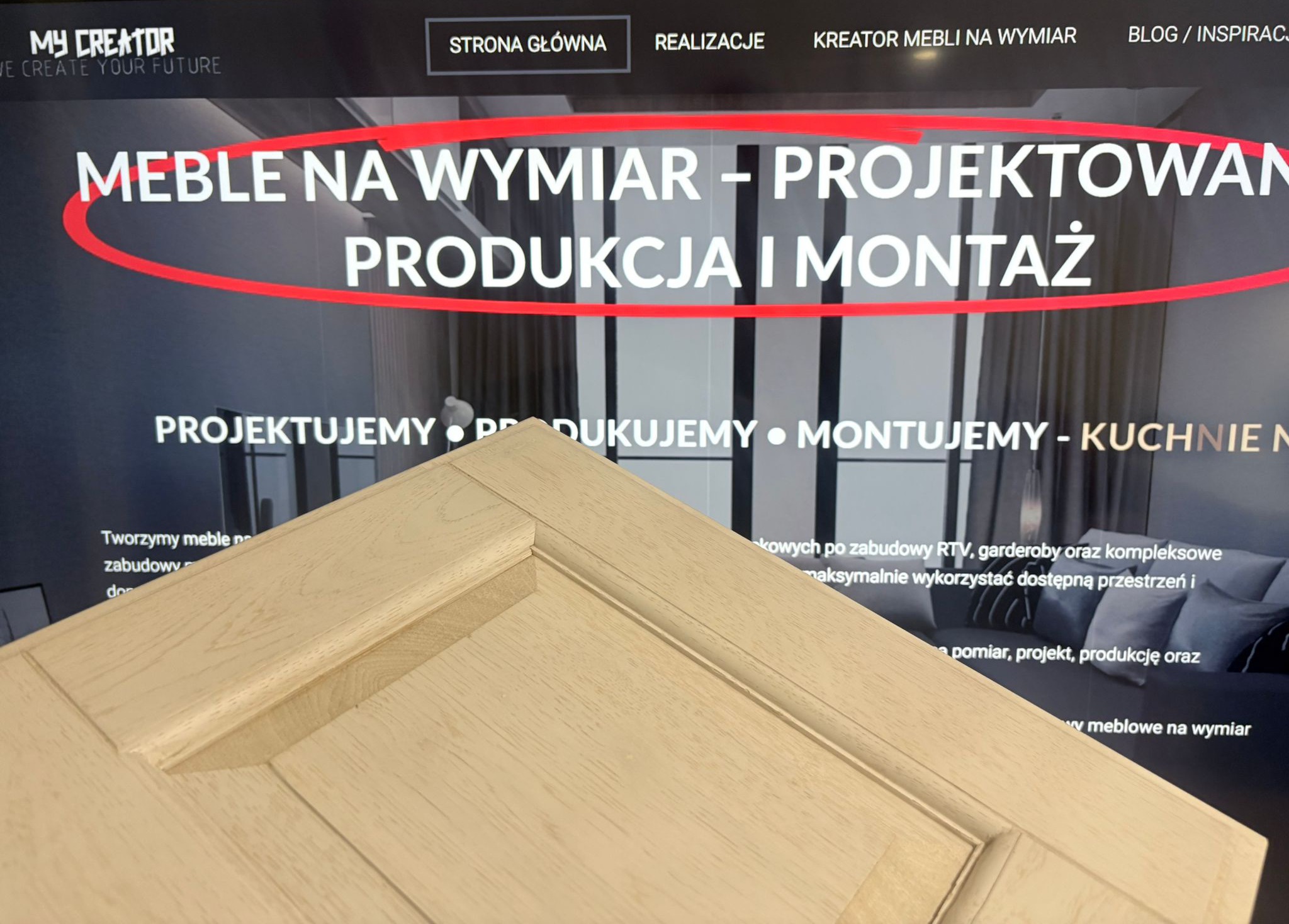 Fragment frontu meblowego na tle strony internetowej firmy z Poznania oferującej meble na wymiar, projektowanie, produkcję i montaż.