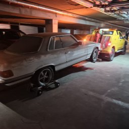 Pomoc drogowa i holowanie z garażu podziemnego 24h. Wyciąganie aut (rolki/wózki), niska laweta, transport aut zabytkowych. Bezpieczne holowanie z hal garażowych i parkingów o niskim prześwicie.