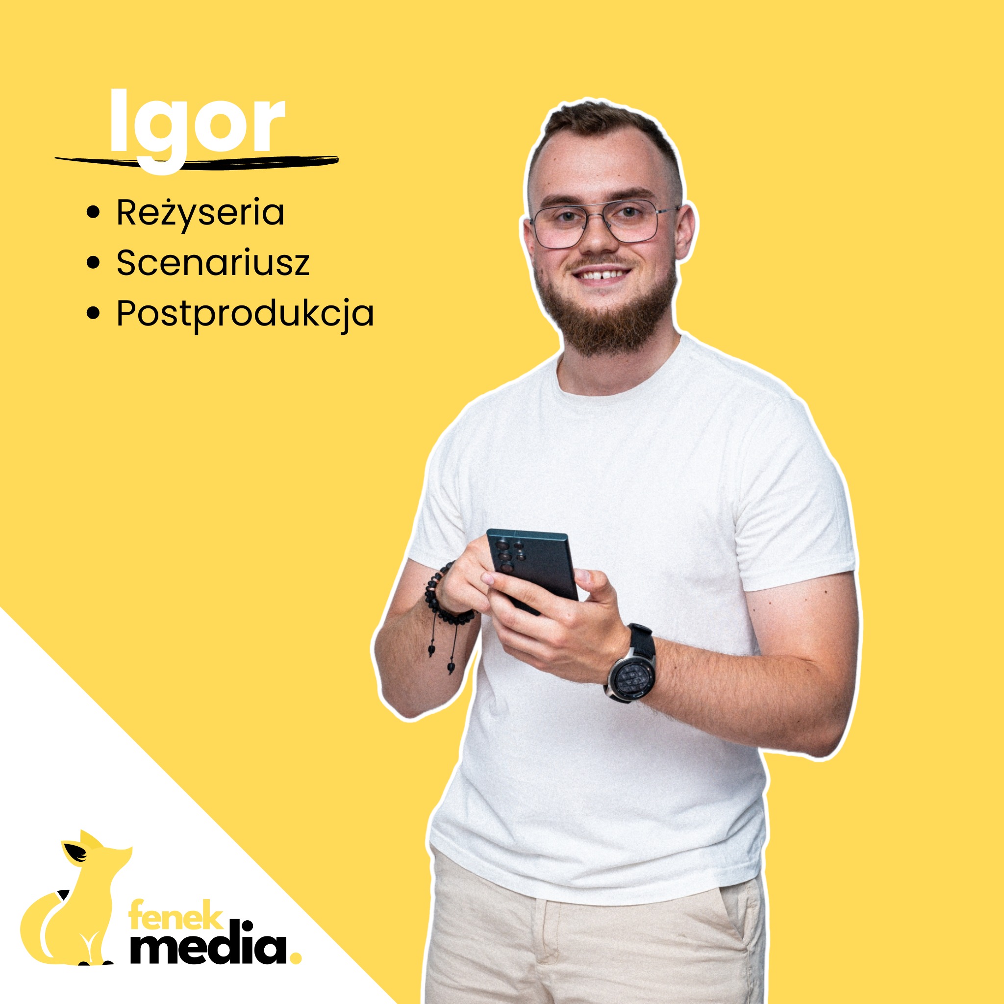 Mężczyzna z brodą i okularach uśmiecha się, trzymając smartfon w dłoniach. Obok niego, na żółtym tle, wypisane są hasła: reżyseria, scenariusz, postprodukcja oraz logo Fenek Media.