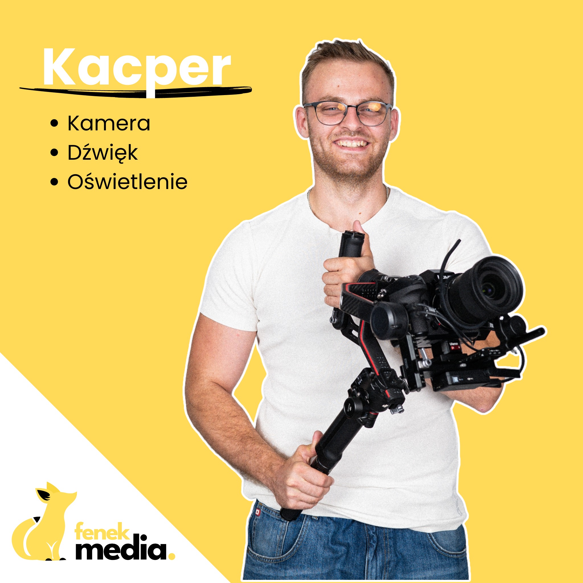 Uśmiechnięty mężczyzna w okularach prezentuje profesjonalny stabilizator kamery z zamontowanym obiektywem na żółtym tle z logo firmy.