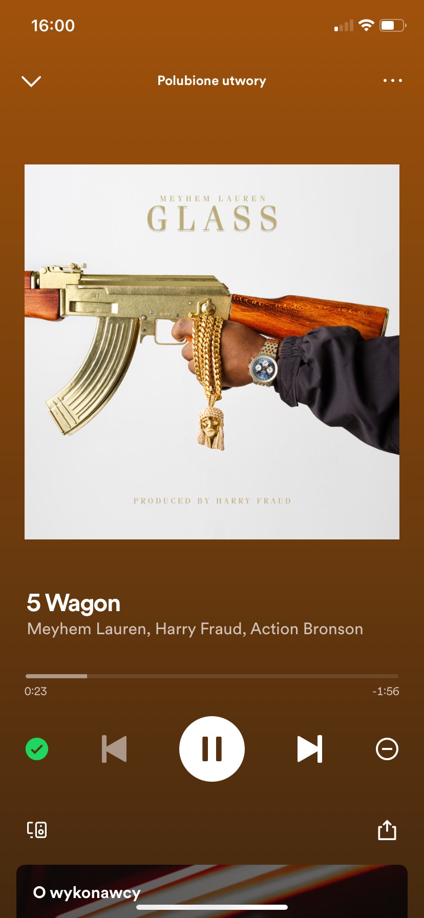 Okładka albumu muzycznego Meyhem Lauren - Glass, prezentująca złotą replikę karabinu AK-47 trzymaną w dłoni, z zawieszką w kształcie głowy Jezusa na złotym łańcuchu, na białym tle.