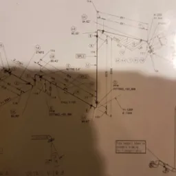 Techniczny rysunek instalacji rurowej z wymiarami i oznaczeniami, zawierający detale połączeń i przekrojów.