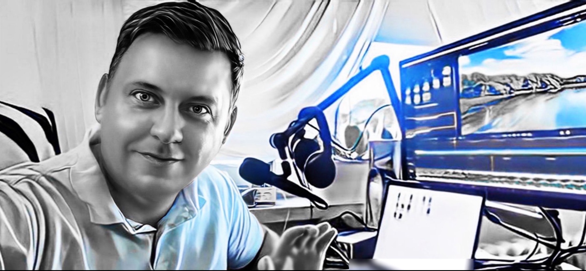 Mężczyzna uśmiecha się do kamery, w tle monitor z oknem programu do edycji wideo, mikrofon na statywie i słuchawki, całość w stylistyce grafiki komputerowej.