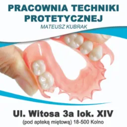 Reklama pracowni techniki dentystycznej: proteza zębową trzymana w dłoni na tle danych kontaktowych firmy.