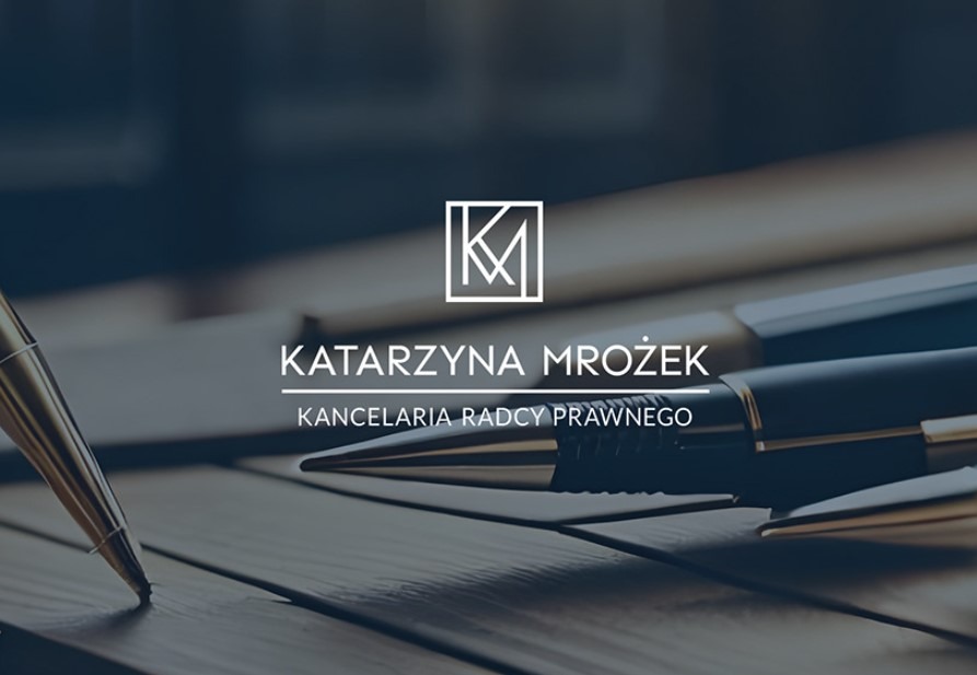 Eleganckie logo kancelarii radcy prawnego Katarzyny Mrożek z inicjałami KM w geometrycznym obramowaniu, umieszczone nad nazwą, widoczne na tle drewnianego biurka z piórami.