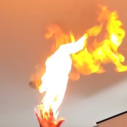 Tygrysek Artur Mokański firma animacyjna - Dłoń trzymająca płomień, prawdopodobnie pokaz iluzjonistyczny z użyciem ognia.