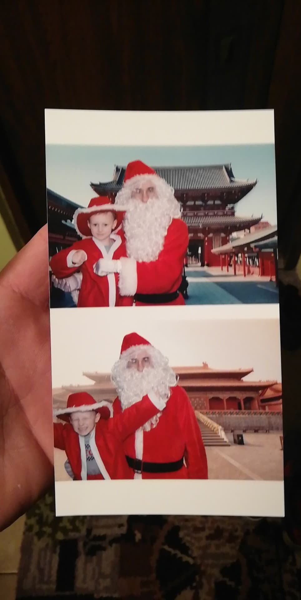 Dwa ujęcia na polaroidzie: dziecko w stroju Mikołaja pozuje z dorosłym Mikołajem na tle azjatyckiej świątyni.