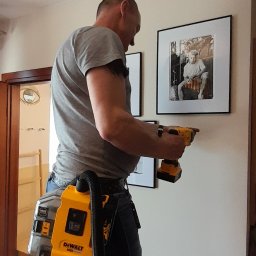 Dariusz Wiśniewski - Wieszanie Obrazów,Ramek,Antyram,Luster,Pólek