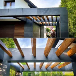 Nowoczesna konstrukcja z szarego betonu architektonicznego i drewnianych belek, tworząca zadaszone przejście, widok z dwóch perspektyw: od zewnątrz i od dołu, z widokiem na otaczającą zieleń i domy...