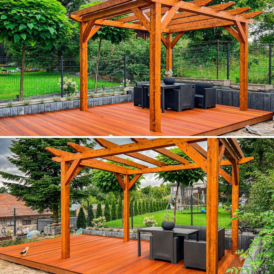 Zadaszony taras z drewna z kompletem mebli ogrodowych, widok na zadbany ogród za ogrodzeniem.