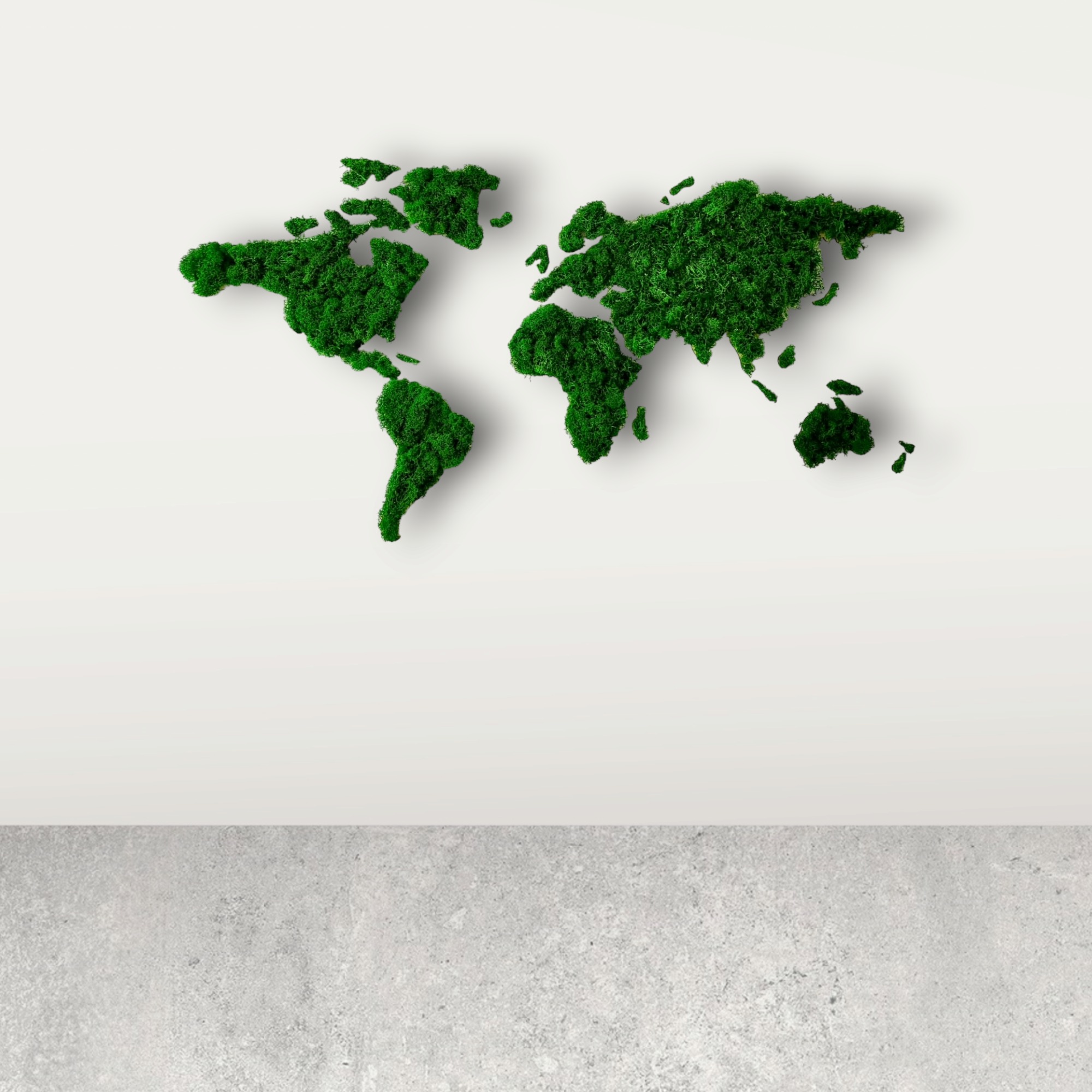Dekoracja ścienna przedstawiająca mapę świata wykonana z zielonego mchu na białym tle, widok z dołu.