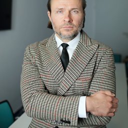 Radosław Płonka jest adwokatem oraz założycielem i wspólnikiem kancelarii. Pełni fukncję eksperta BCC ds. prawa gospodarczego, jak również jest członkiem Konwentu BCC.