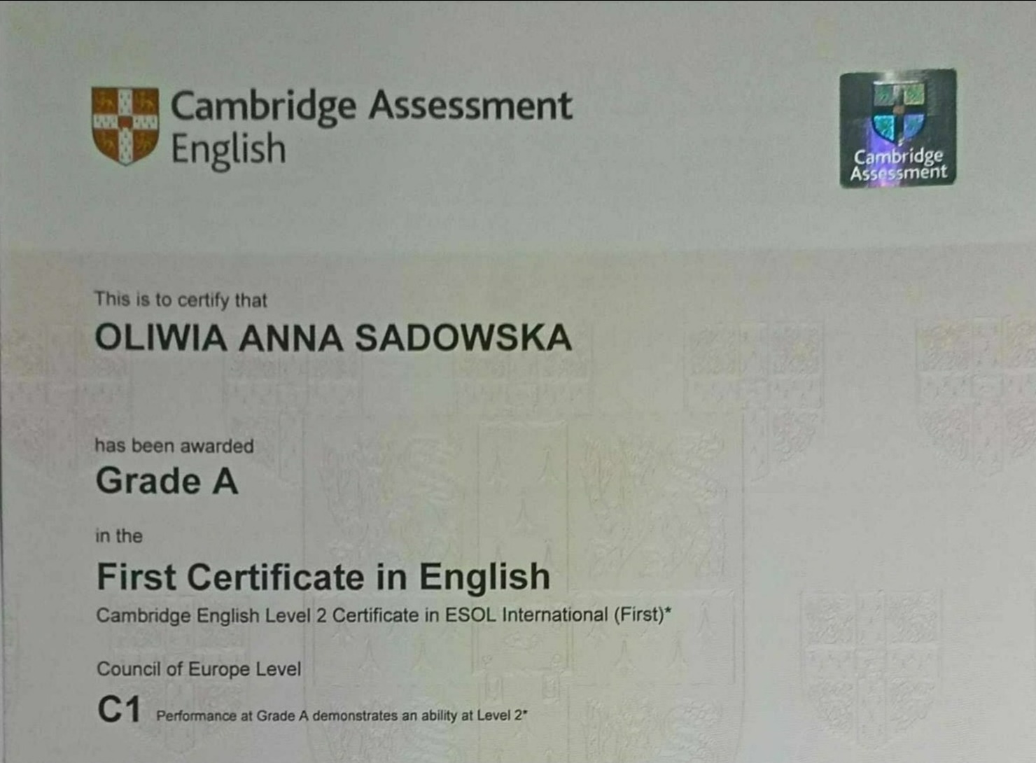 Skan certyfikatu Cambridge Assessment English First Certificate in English z oceną Grade A, wydany dla Oliwii Anny Sadowskiej, potwierdzający poziom C1.