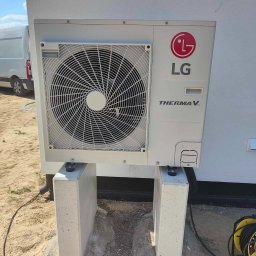 jednostka zewnętrzna - pompa ciepła LG - podest wykonany na zamówienie - beton barwiony w masie - biały