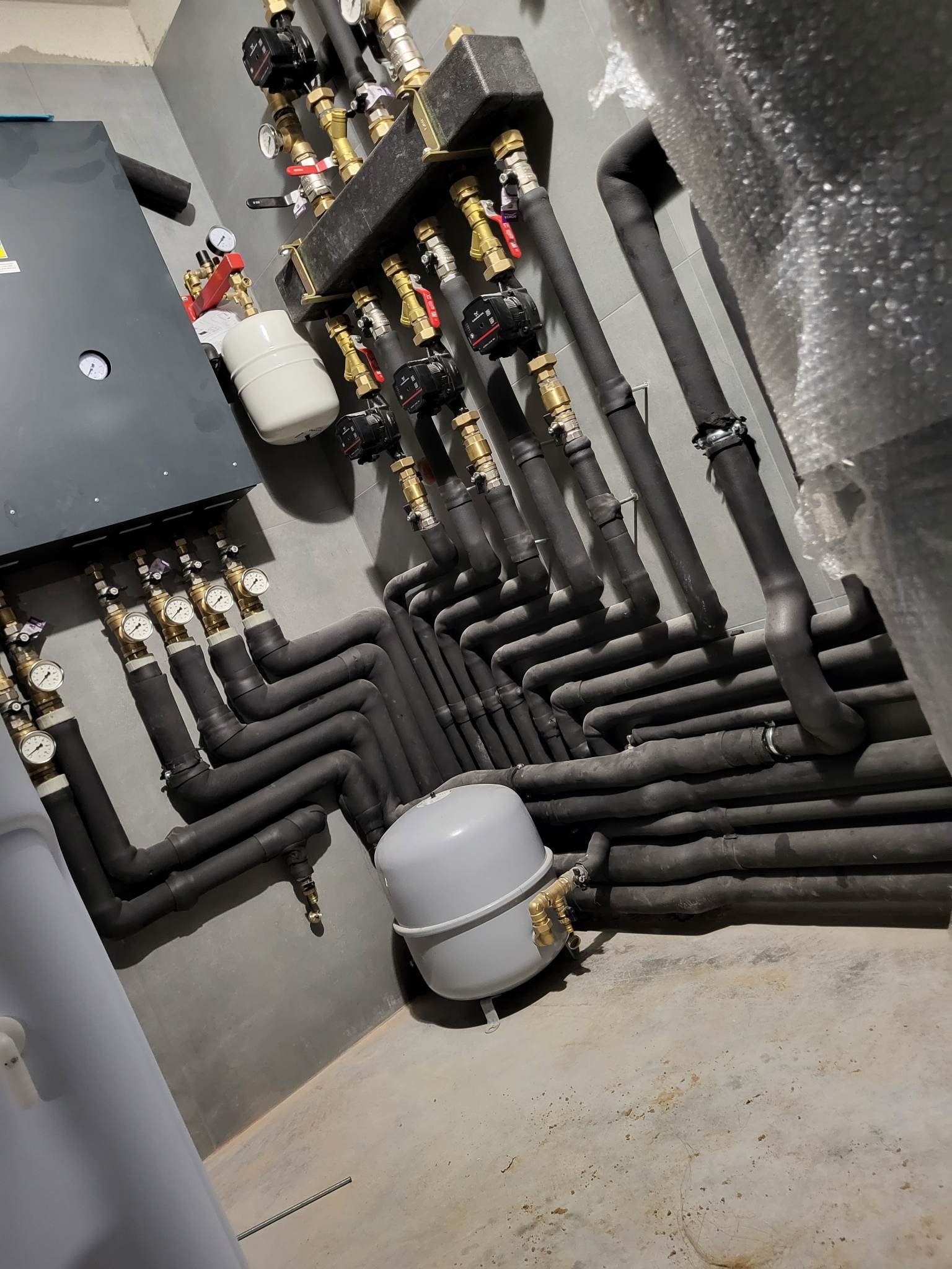 Maszynownia z pompą ciepła typu monoblok-montaż Białystok