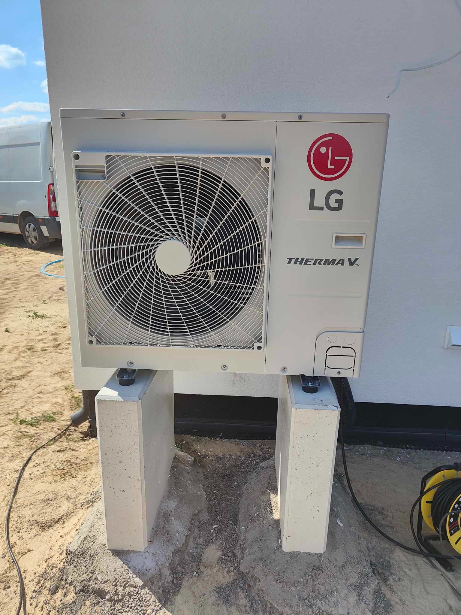 jednostka zewnętrzna - pompa ciepła LG - podest wykonany na zamówienie - beton barwiony w masie - biały