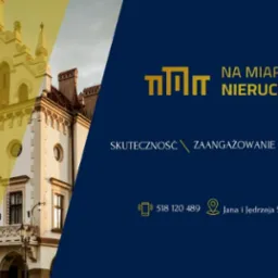 Elewacja zabytkowej kamienicy w Rzeszowie, częściowo przesłonięta granatowym tłem z logo i danymi kontaktowymi agencji nieruchomości 'Na Miarę Nieruchomości'.