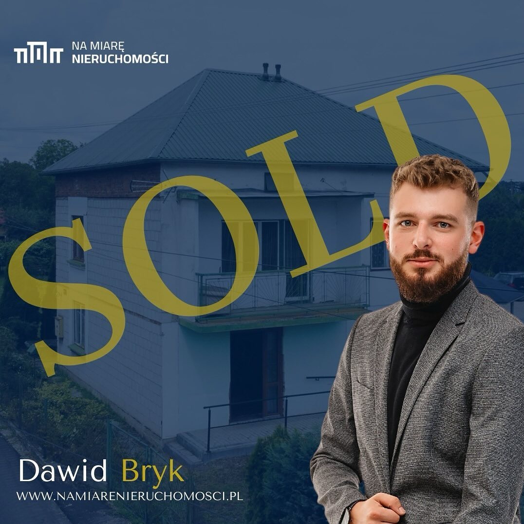 Mężczyzna w marynarce na tle domu z napisem SOLD, prezentacja oferty nieruchomości.