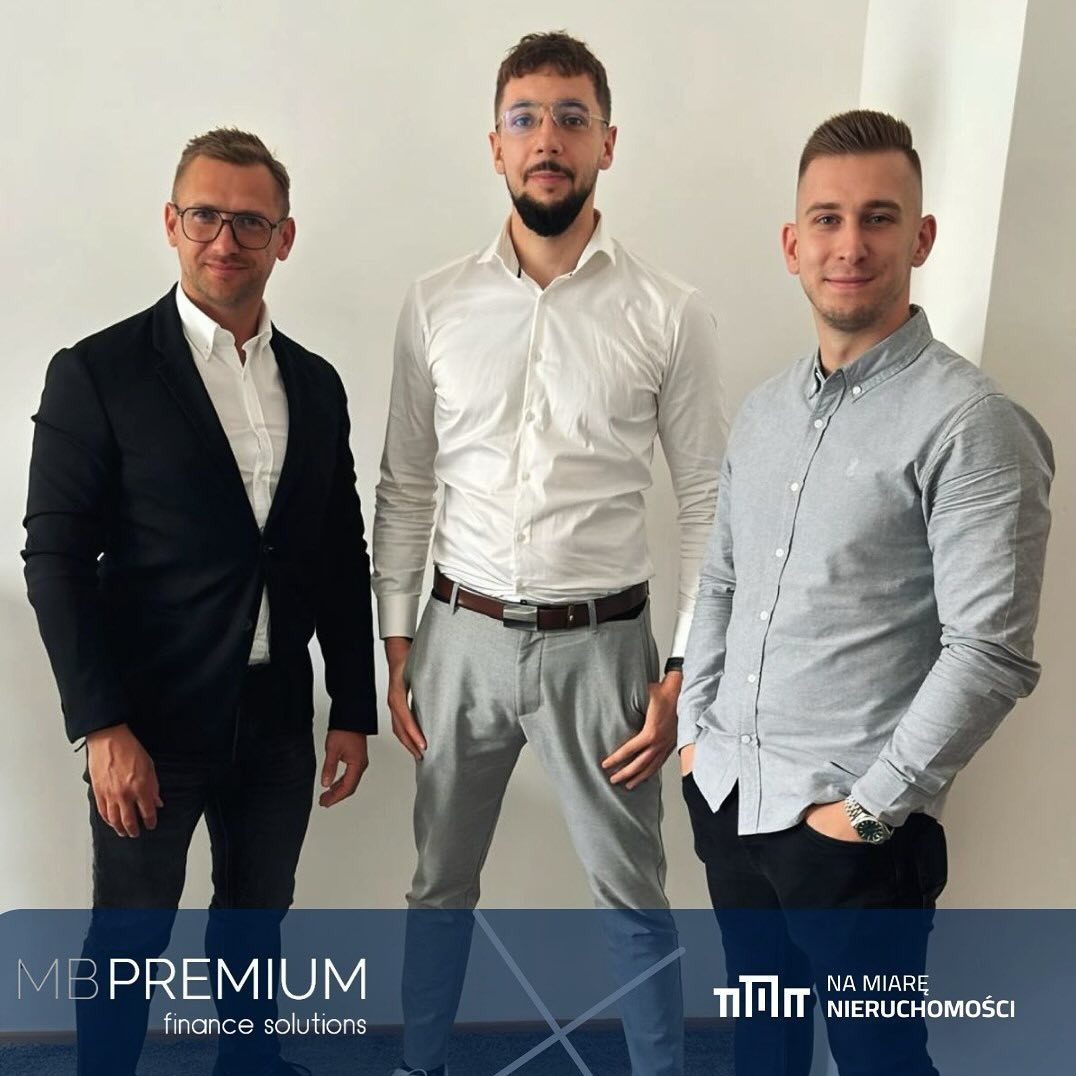 Trzech mężczyzn w eleganckich strojach, z logo firm finansowych i nieruchomości w dolnej części zdjęcia.