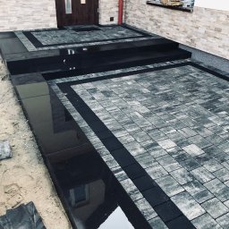 Kolejne wyzwanie, kolejny zadowolony klient ⚒️
Dwa wyjścia z domu, z różnymi wysokościami, stworzyły spoisty, duży podest
🔷 kostka brukowa Trento, w dwóch wariantach kolorystycznych
🔷 stopień schodowy Vestone 
🔷wycieraczka Clean Rubber