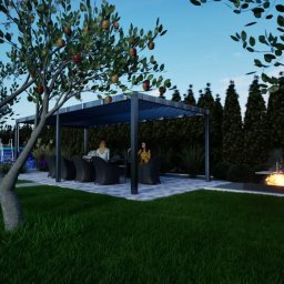 GARDEN DESIGN - Wizualizacja ogrodu z pergolą, grillem, miejscem do siedzenia, paleniskiem i basenem w tle, otoczona drzewami i zielenią.