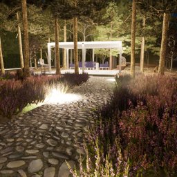 GARDEN DESIGN - Oświetlona ścieżka z kamieni prowadząca do białej pergoli z meblami ogrodowymi, otoczona wrzosami i drzewami, nocna sceneria.