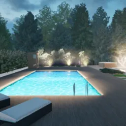 Nowoczesny basen z podświetlaną wodą i drewnianym tarasem, otoczony zielenią i oświetleniem ogrodowym, z sauną i jacuzzi w tle, oświetlony ozdobny krzew.