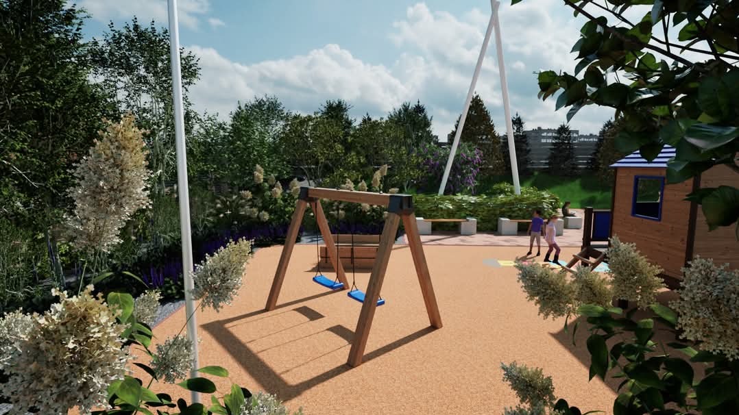 Wizualizacja placu zabaw z drewnianą huśtawką, domkiem i elementami małej architektury, otoczonego zielenią i kwiatami.