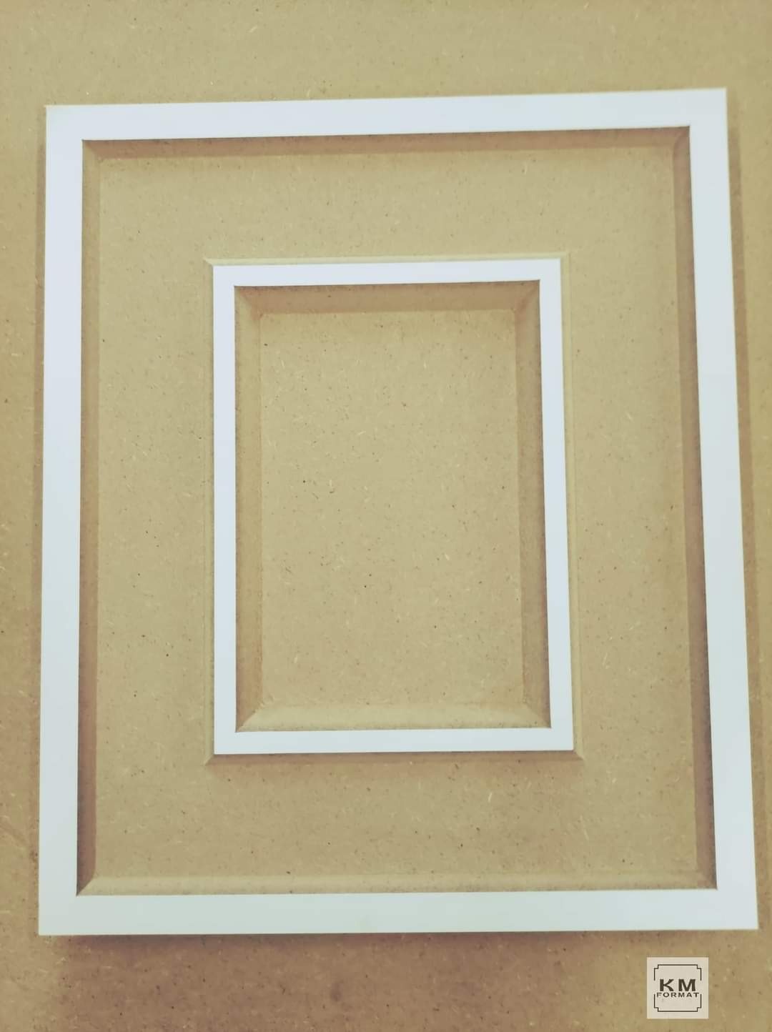 Surowy element frontu meblowego z frezowanymi ramkami w kolorze białym, wykonany w Dziecinowie, na płycie MDF.