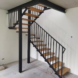 Betonowy sufit, schody spawane