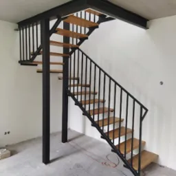 Betonowy sufit, schody spawane