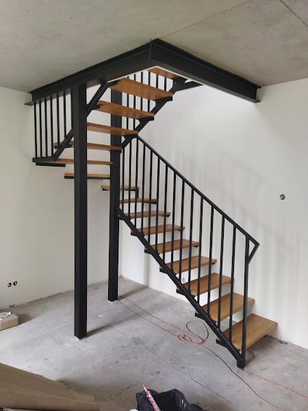 Betonowy sufit, schody spawane