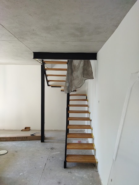 Sufit betonowy, schody spawane