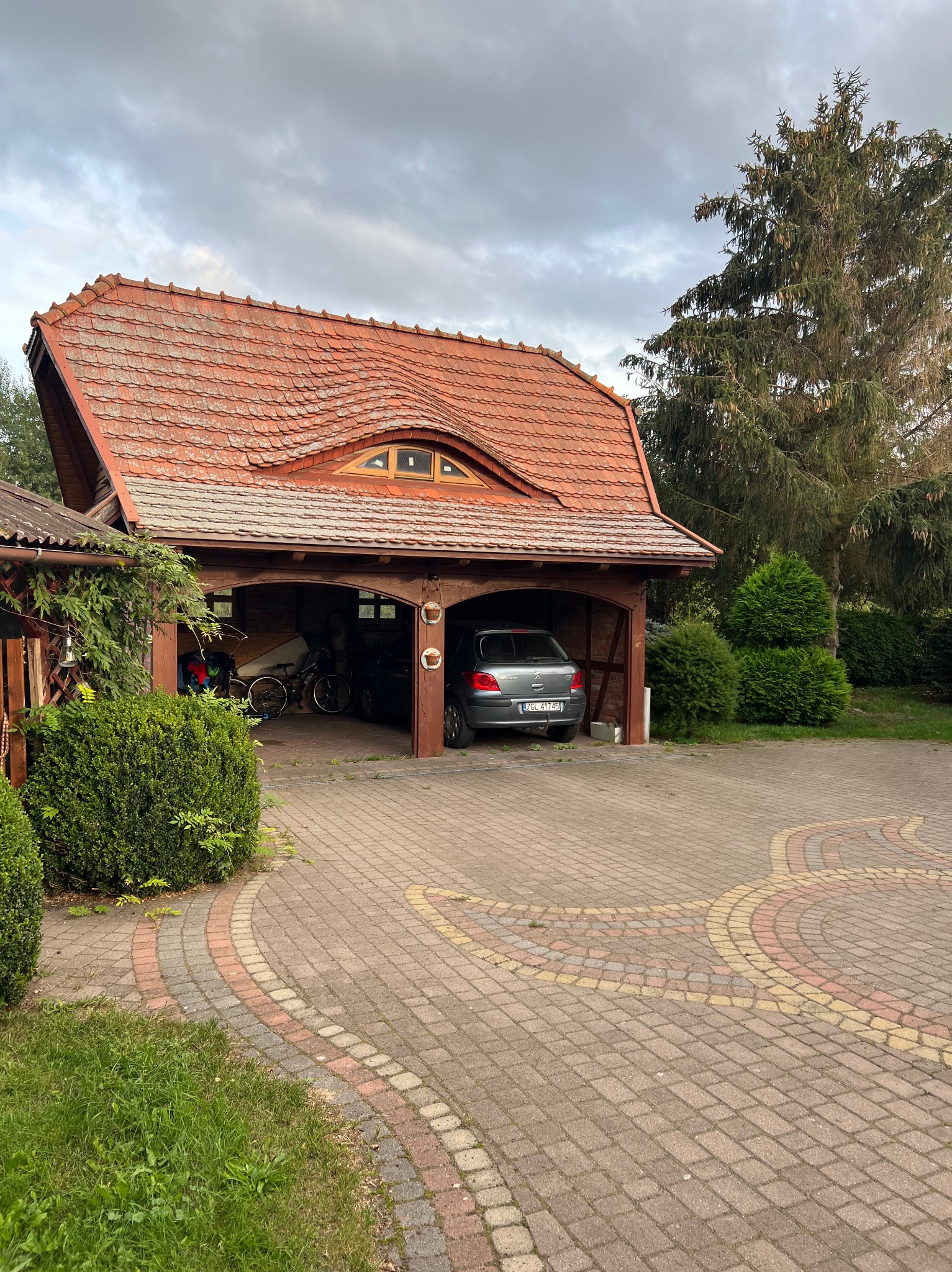 Garaż budowany materiałami z odzysku